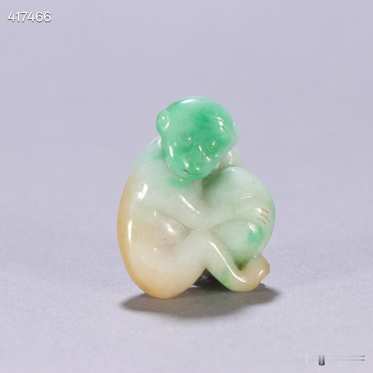清 翡翠灵猴献寿雕件
规格∶高3.9cm宽3cm