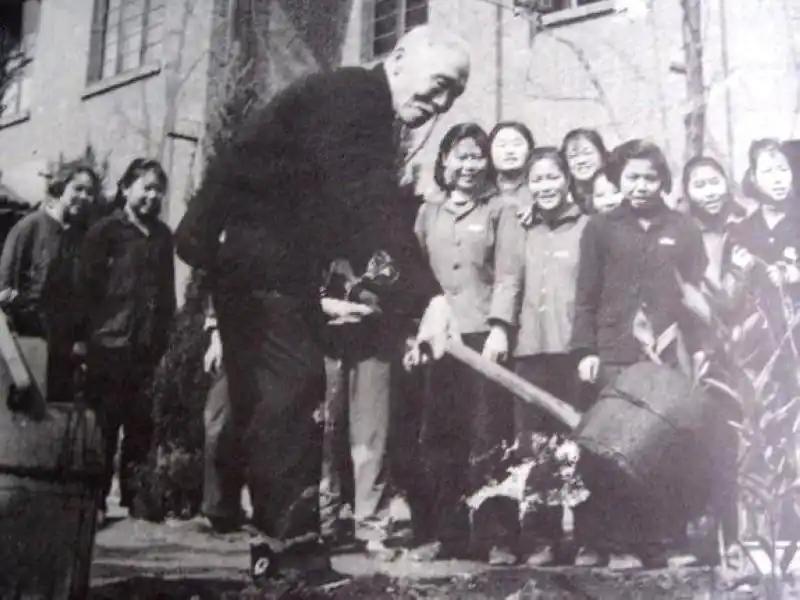 长征队伍中，年纪最大的人，当属徐特立。他从江西出发时，已经是58岁高龄。为了自卫