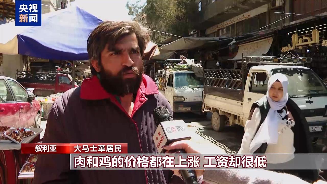 叙利亚民众开始怀念巴沙尔，高举巴沙尔头像走向街头，西方承诺好日子没兑现，坏消息一