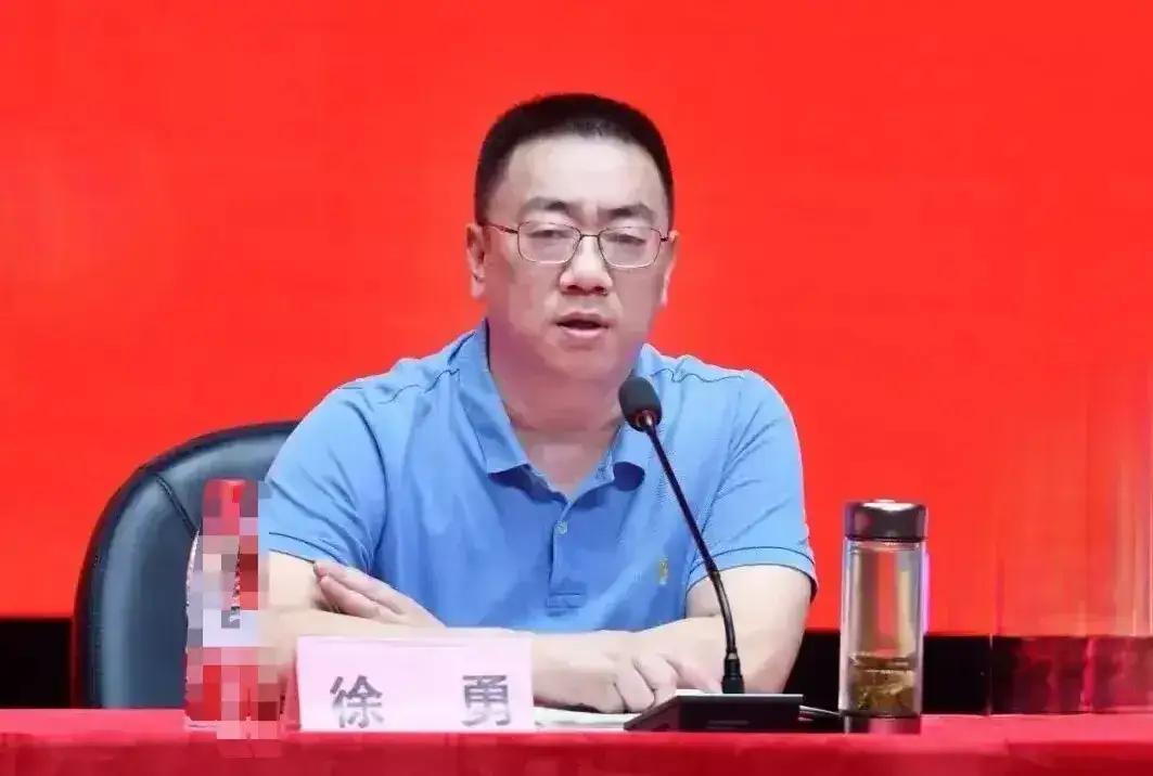 徐勇全国优秀教师、天府名师、天府万人计划、四川省中小学名校长、绵阳市十大杰出青年