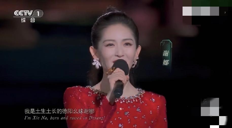 谢娜在今年央视秋晚上3个改变让她完成了从综艺女王到国家级舞台主持人的勇敢跨越。第