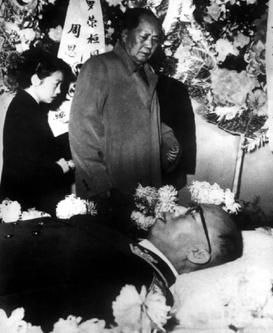 伟人向罗帅遗体告别 ​​​