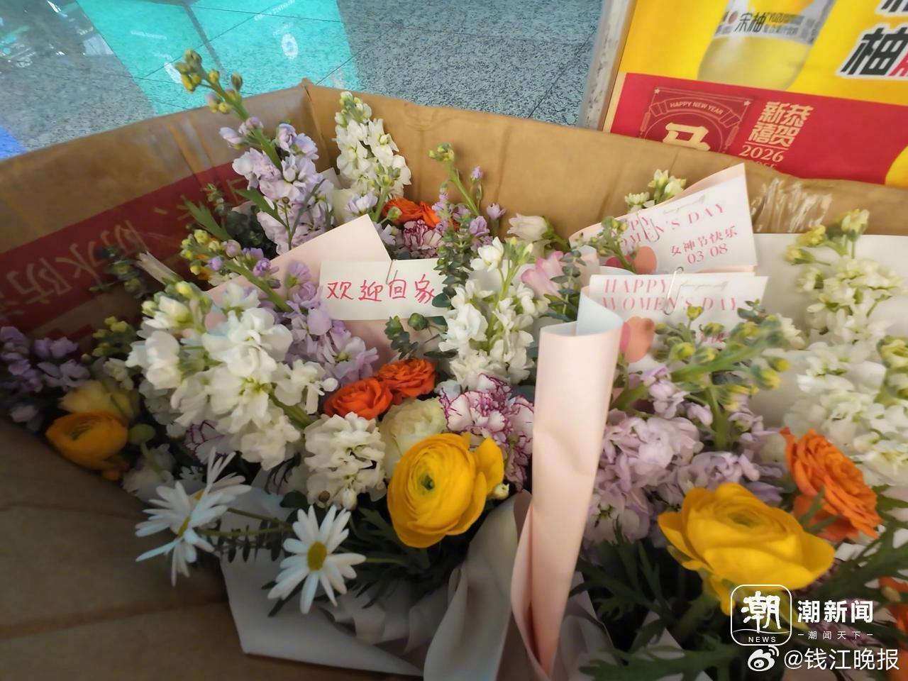 【#小两口迪拜度蜜月半夜被爆炸声惊醒#！今天又一批迪拜滞留旅客平安归杭】3月8日