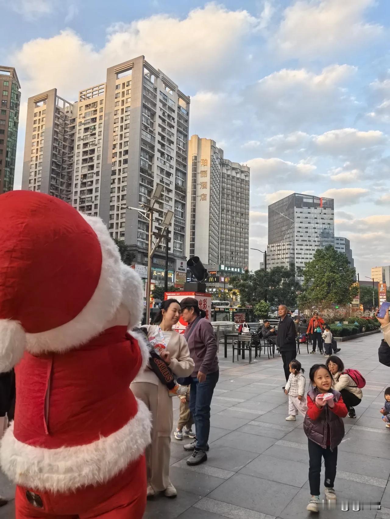 平安夜偶遇圣诞老人与天空之美随手拍

其实，被治愈有时真的只是一瞬间的事情！
