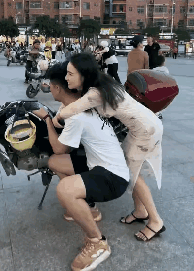 太暖心！小伙情商高，动作很加分[赞][玫瑰][福][大笑]

小伙瘦高个，阳光帅