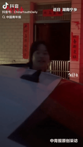 “太真实了!”湖南一对情侣偷偷领证回家，打算给家人惊喜，不料新娘突然改口喊“妈妈