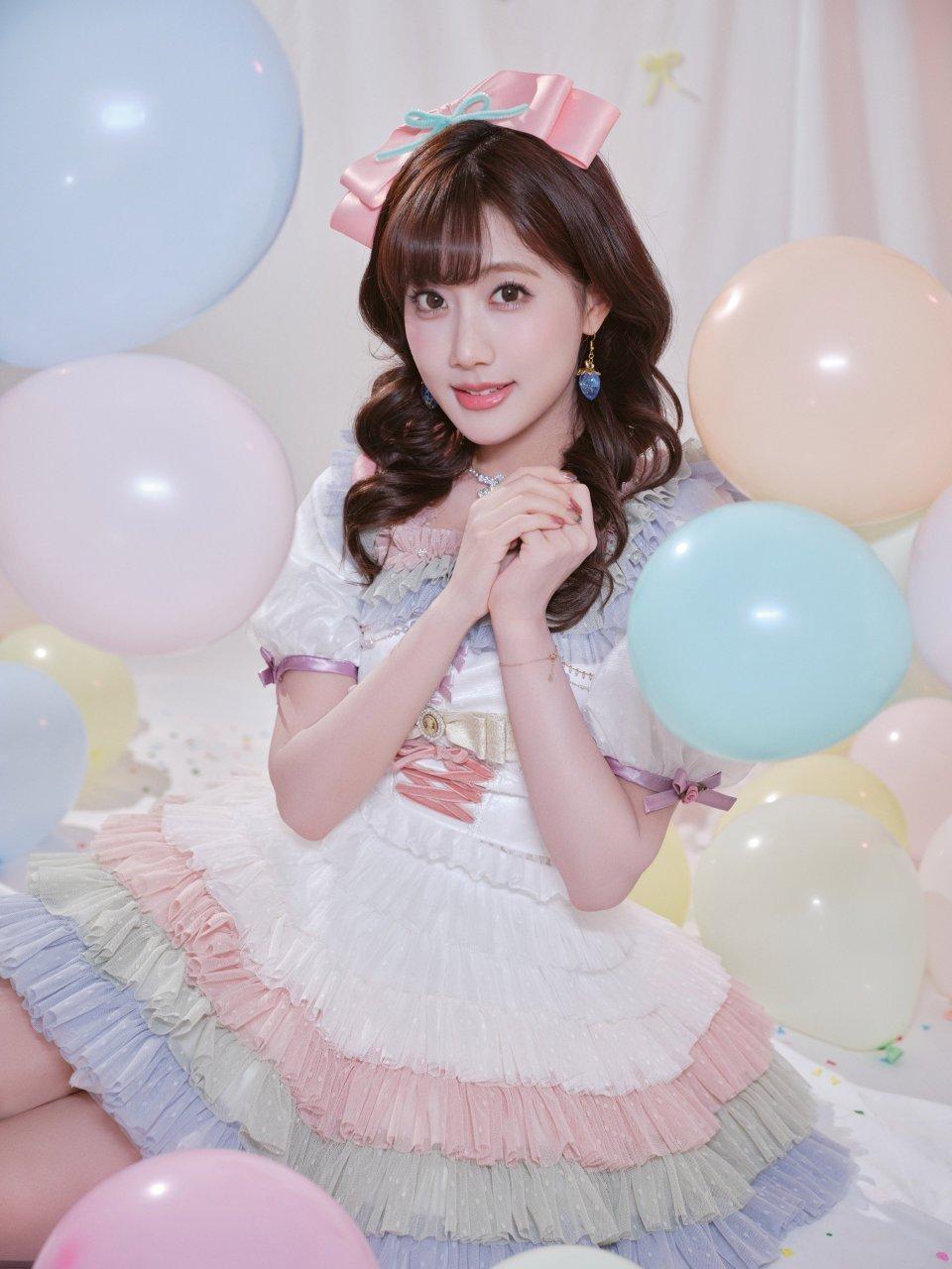 李艺彤香香软软小蛋糕具象化了 李艺彤蓬蓬裙加卷发甜度超标，完美诠释香香软软小蛋糕