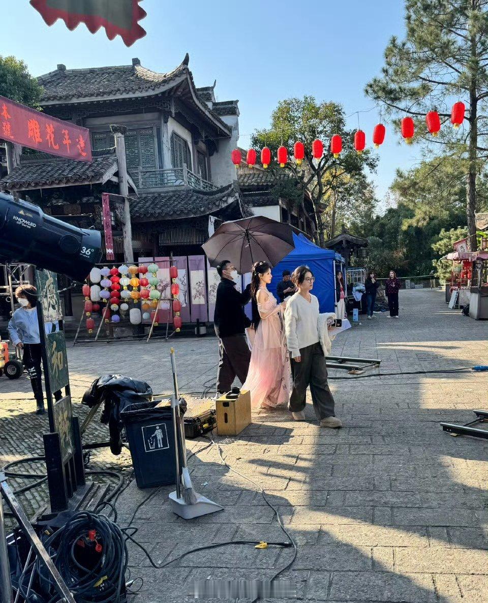 偶遇张予曦再扮小舞  张予曦再扮小舞   偶遇张予曦再扮小舞拍摄斗罗大陆广告，真