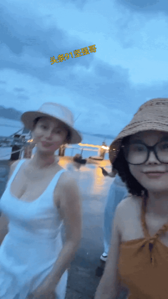 夏天太热了，和好闺蜜一起去海边玩耍！