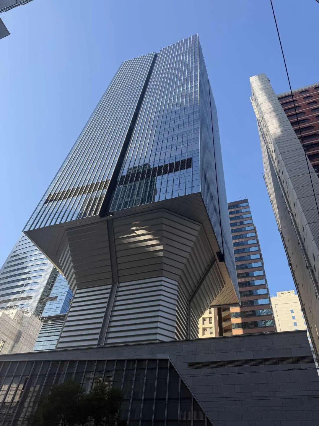 头重脚轻的建筑设计师们，想法好超前，图一是点香港，图二在上海，都是繁华大都市街区