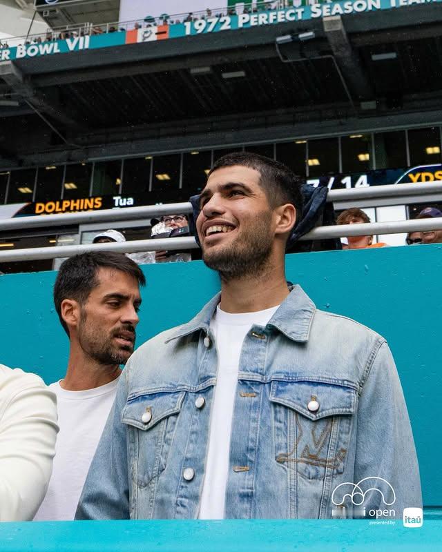 阿尔卡拉斯收到了在迈阿密的第三件99号球衣，今天他重回迈阿密大师赛的举办地，观看