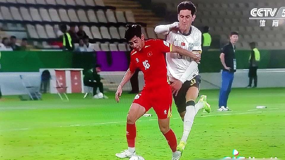 肘击红牌第一秒，全网刷屏！
 
越南后卫一记肘击将拜合拉木砸倒在地，VAR回放三