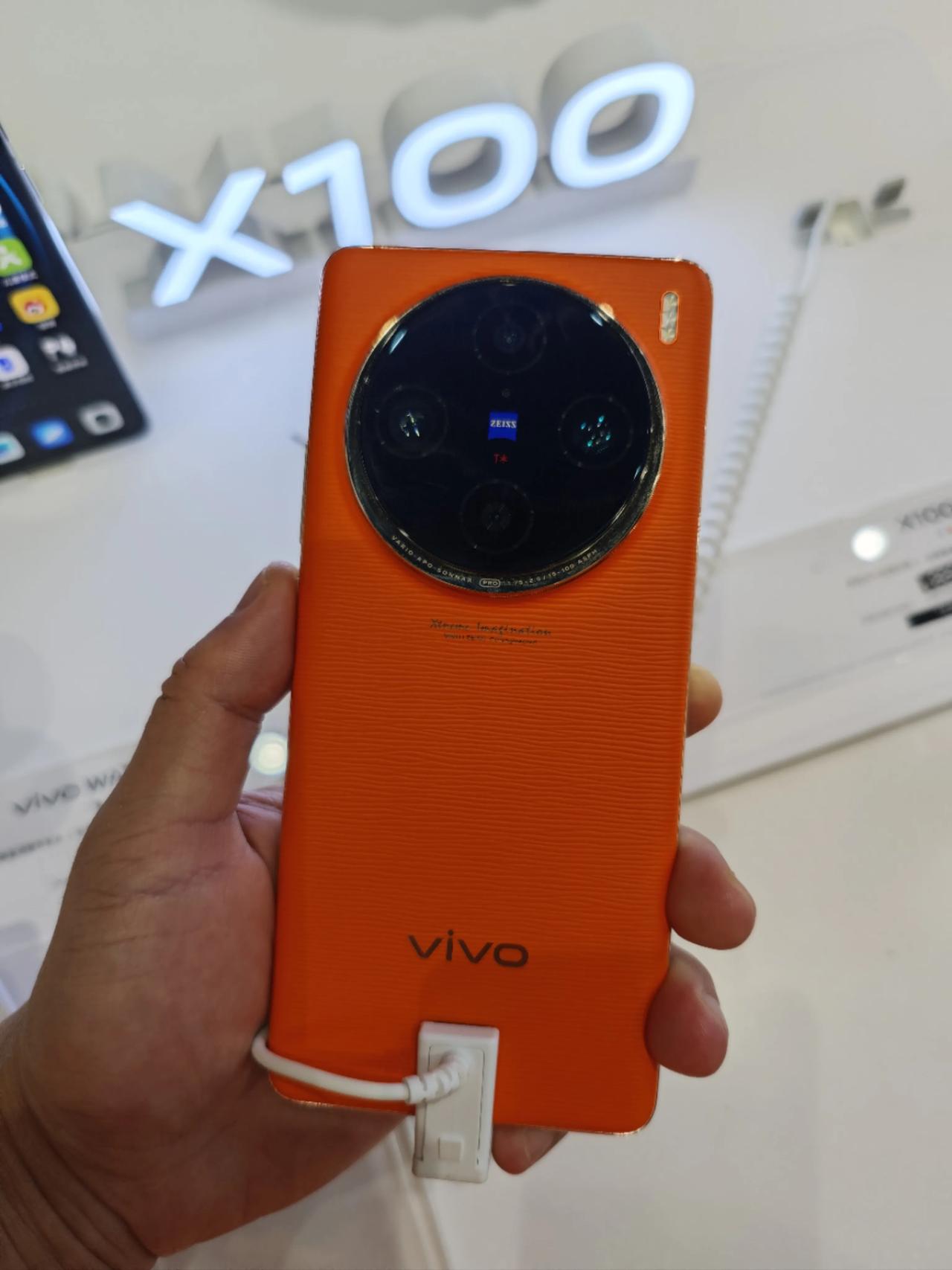 vivo x100和x100pro的手感都还可以，前者会更轻一些。两者在手感上的