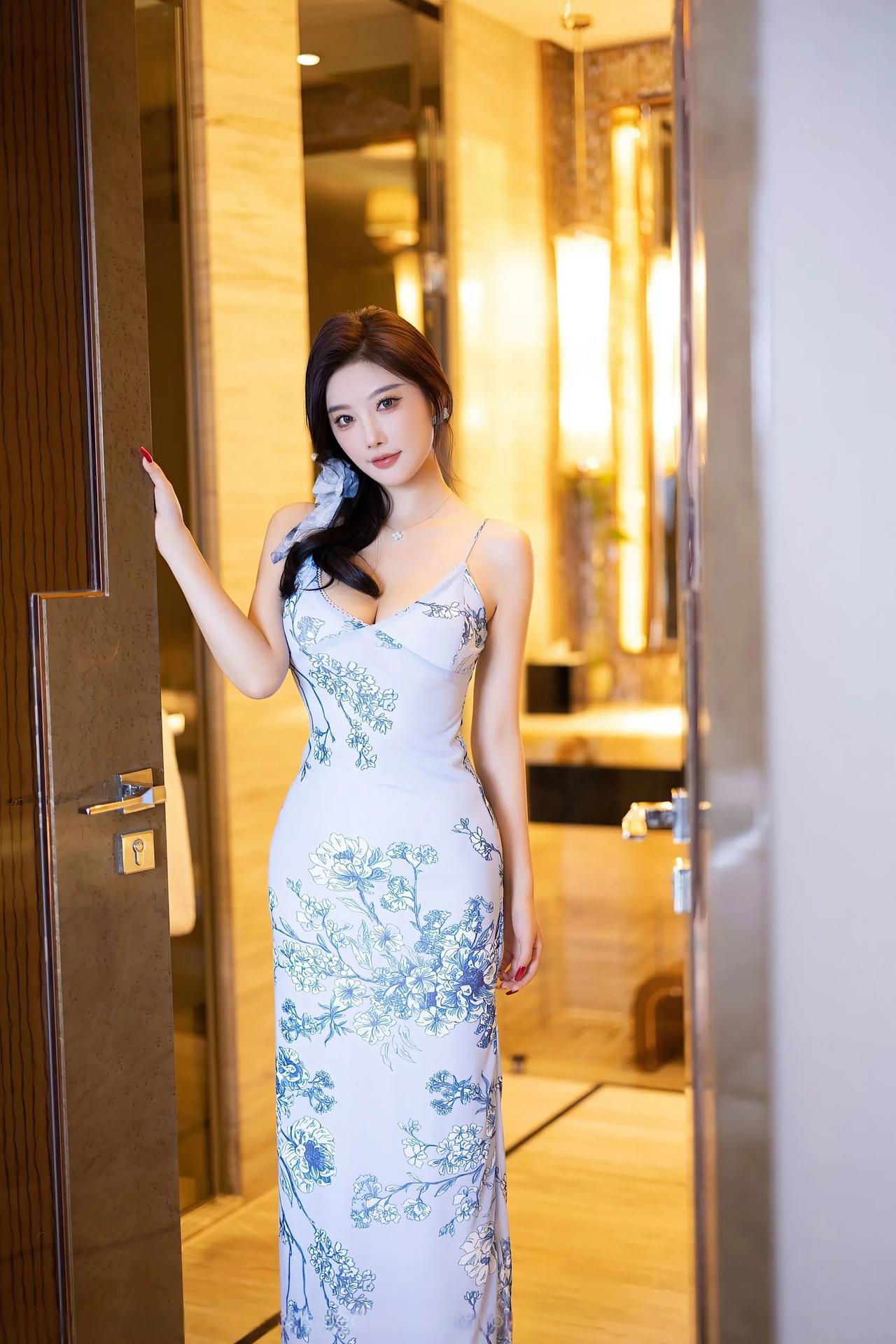 模特｜杨晨晨Yome青花裙裾摇曳，轻奢空间演绎东方妩媚与摩登风情。