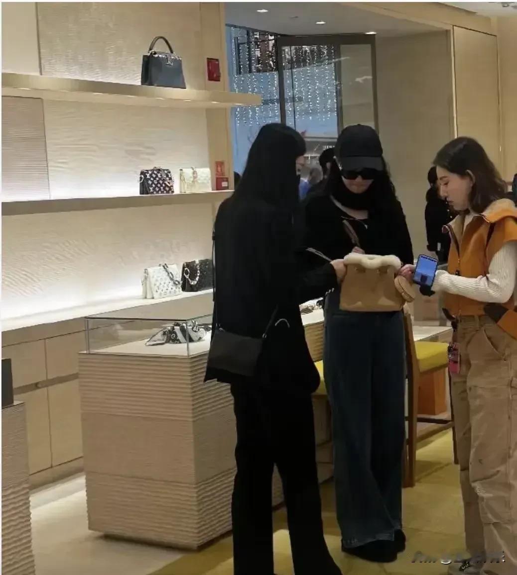 刘亦菲的奢店购物行，人美心善气质绝！
 
宝子们，刷小红书居然刷到奢侈品店店员的