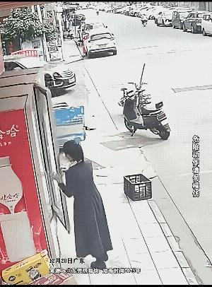 女子大声惊喊:哎呀！
小孩被撞哭叫:妈妈！
黑车转弯正好是肓区，速度还有点快了。