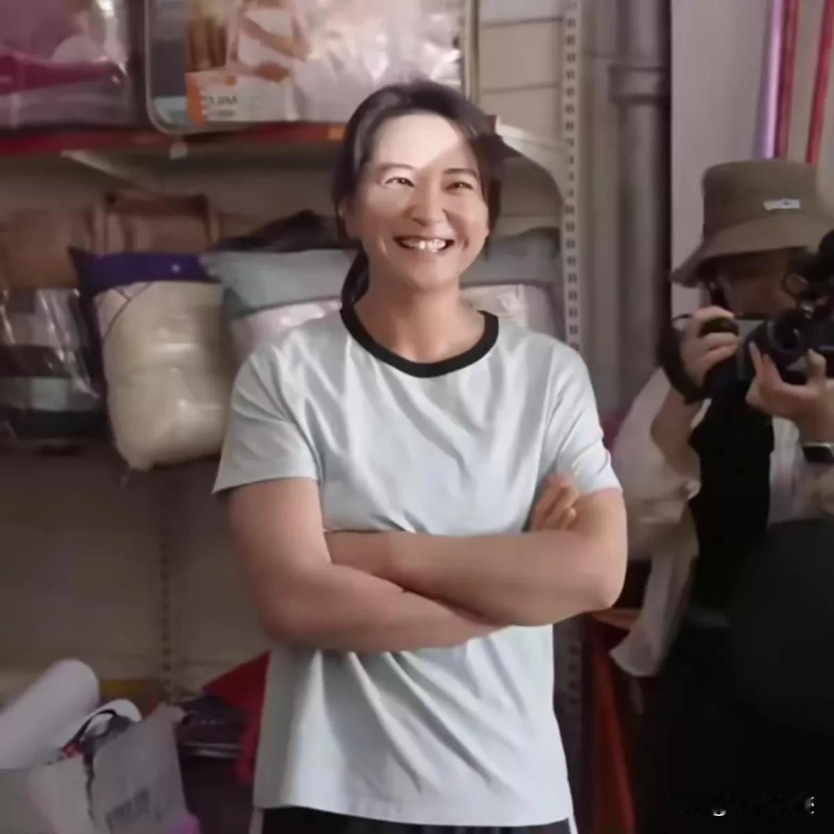 习惯了胖胖的贾玲，看到瘦下来的贾玲一时间很不适应，总觉得不真实！
第一眼看到这样