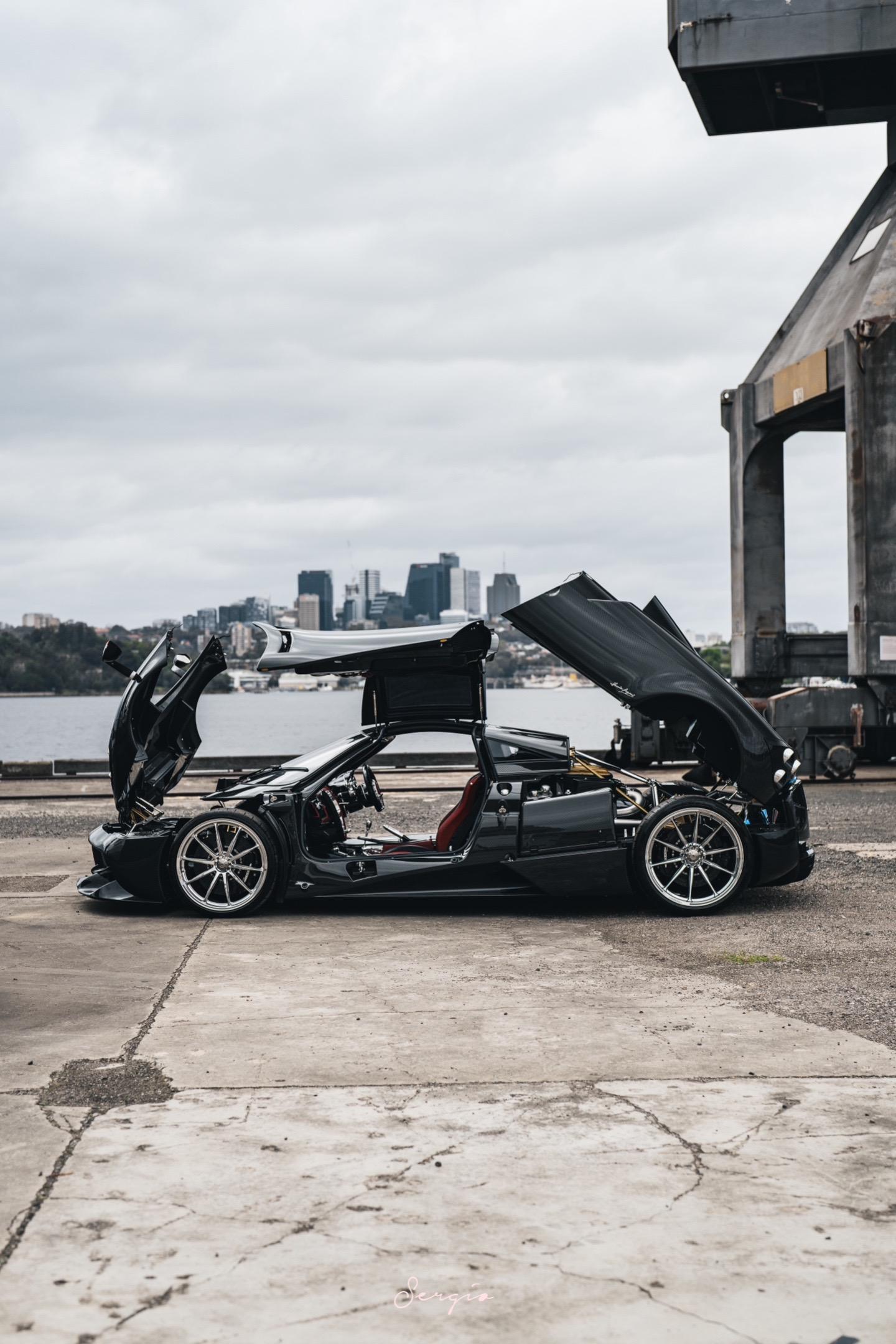 摆拍澳洲能见度最高的帕加尼Huayra.76079 Huayra Tempesta
修图的时候才意识到似乎这台也是我第一次摆外景Huayra
这台Huayra是进来澳洲的第一台Huayra，最早在HK的时候是金轮，进🇦🇺之后升级Tempesta并改了银轮，不得不说换银轮简直让这台车颜值提升了不止一个档次
去年4月在墨尔本的Zagame Pagani展厅手机打卡了一下这台车，今年可算有机会留下一组相机图了