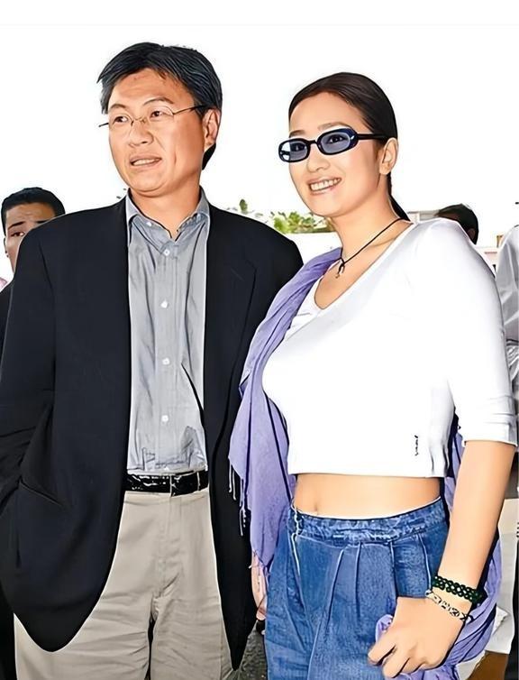 巩俐
上世纪九十年代末，巩俐与首任丈夫黄和祥一同参加活动时的留影。那时候的巩俐真