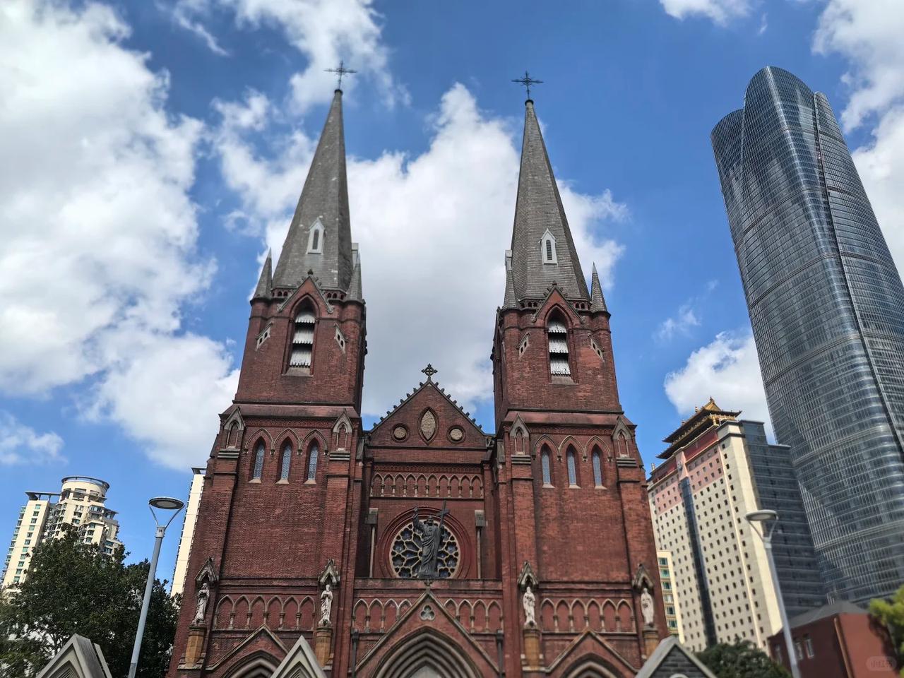 旅游的乐趣之一就是从自己活腻的地方闯进别人活腻的日常里，那些异域风情的建筑就是直