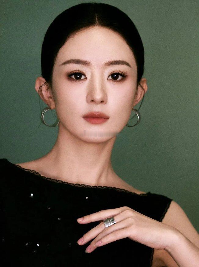 赵丽颖彩妆大片因粉丝偷跑物料登上热搜，这清晰度真的是粉丝偷跑的么？赵丽颖因商务拍