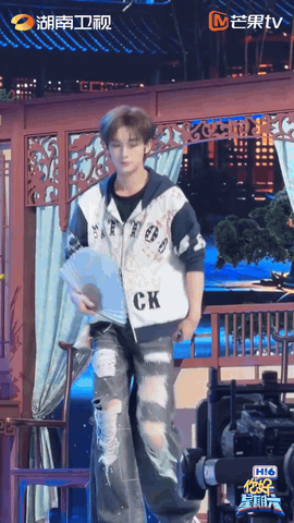 丁程鑫扇子变装不靠特效加持，全靠实力撑场面！丁程鑫扇子变装纯手动丝滑转场，动作干