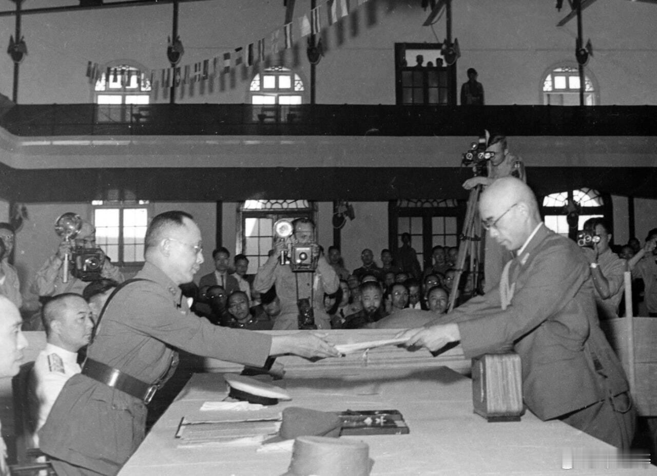 日本签署投降书画面80年前的今天，1945年9月2日，日本签署投降书。勿忘历史，
