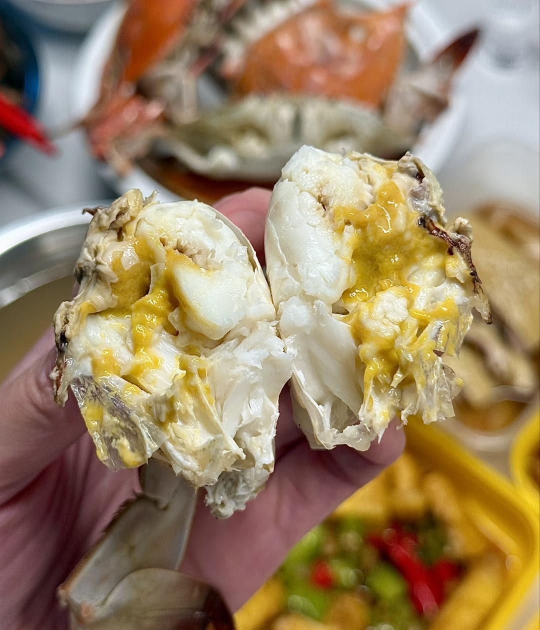 水煮梭子蟹原来这么好吃！
花40块在菜市场买了三只梭子蟹，
原本是打算蒸着吃的，