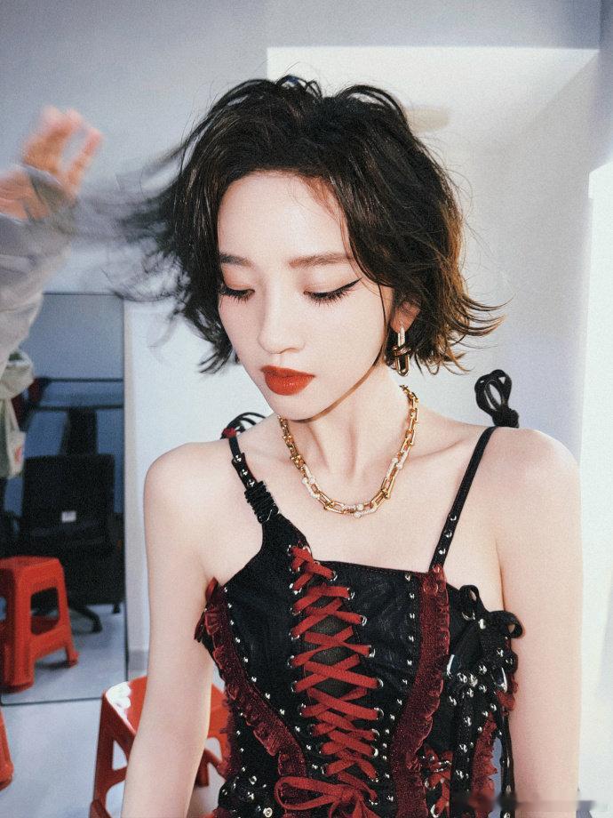 唐艺昕既是门面又是担当 什么是真正的女团门面？不是站在C位笑得最好看，而是在团队