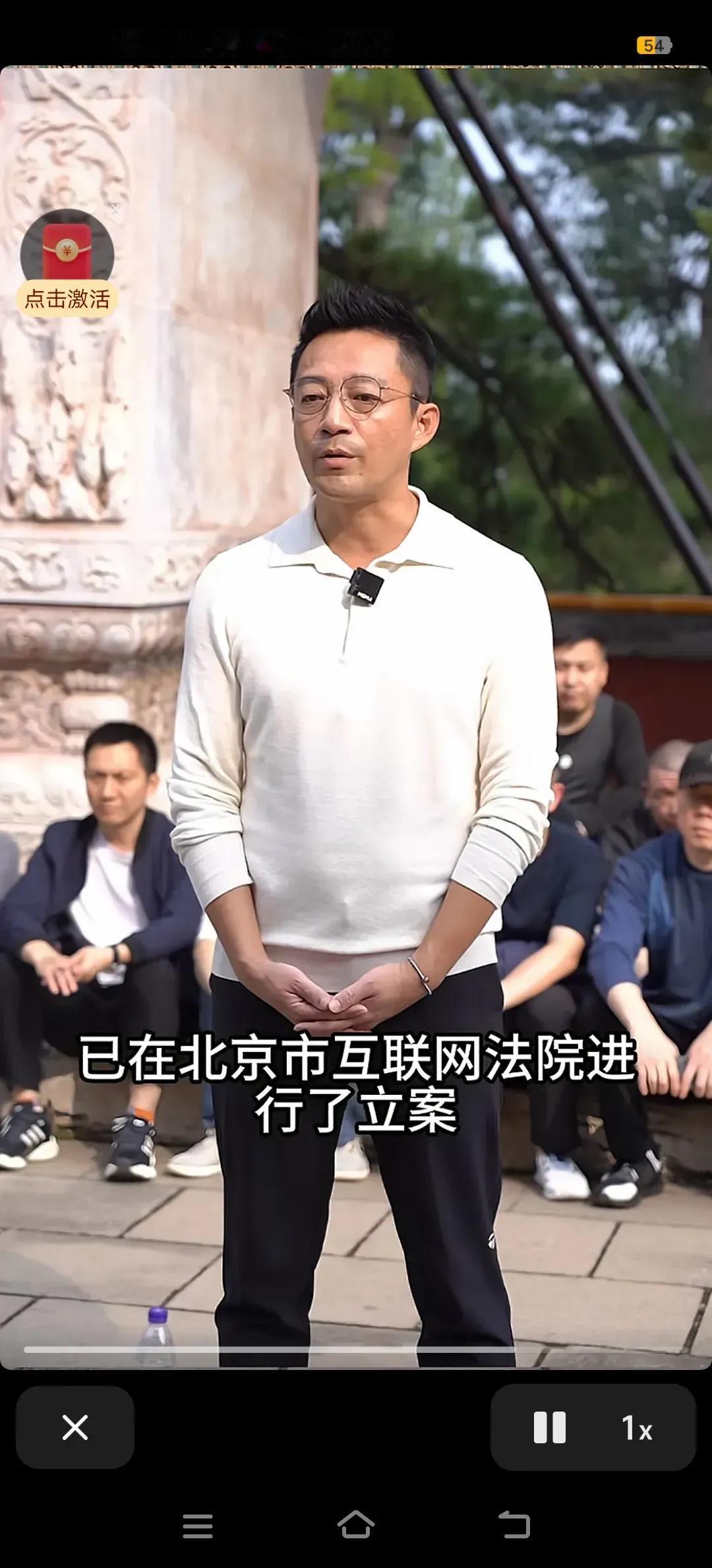 汪小菲这哪是雄起啊，如果不知情的话看他的动作和表情，还以为在自我检讨。

作为麻