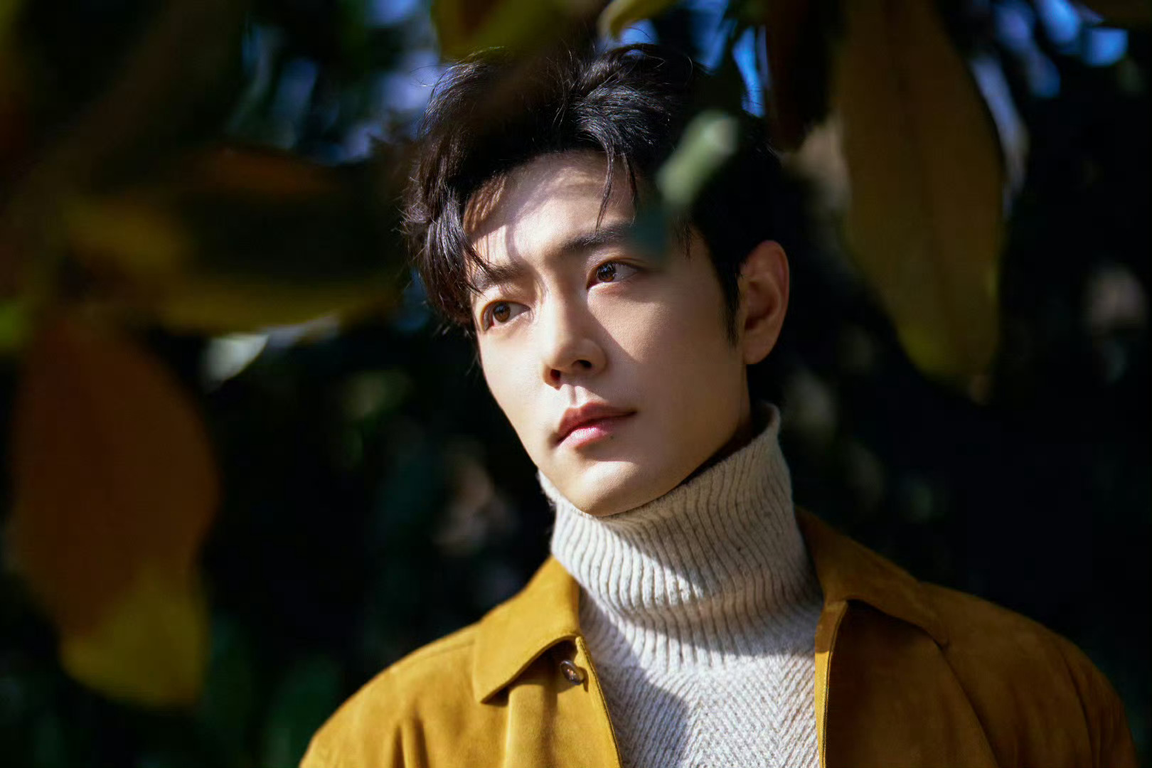 肖战最佳穿搭 恭喜上榜一周最佳穿搭！焦糖色麂皮外套搭配灰色针织内搭，温润质感拿捏