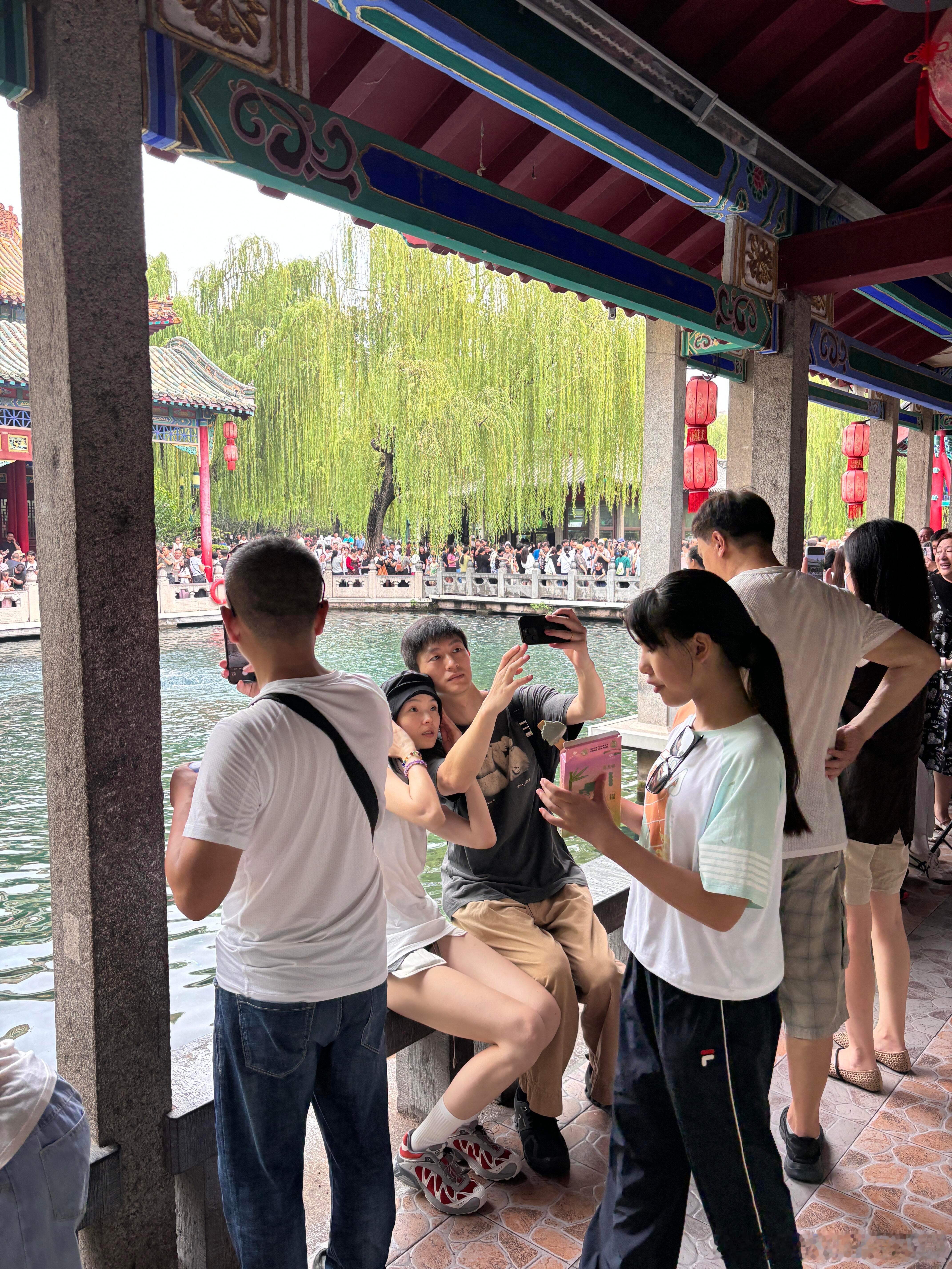金大川雎晓雯带女儿出游趵突泉偶遇金大川雎晓雯一家 金大川雎晓雯带女儿出游，夫妻俩