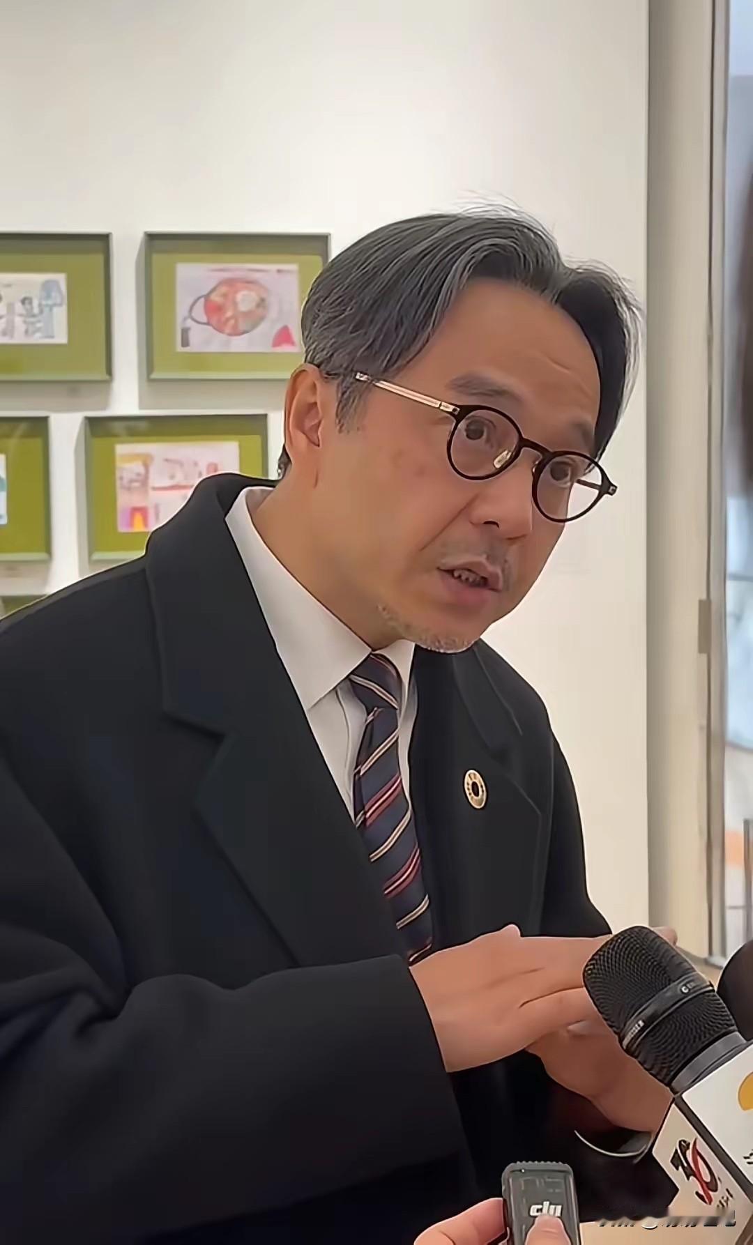 51岁的汪涵，
一直待在长沙没挪过窝，
当年他从湖南广电的临时工干起，跑腿打杂，