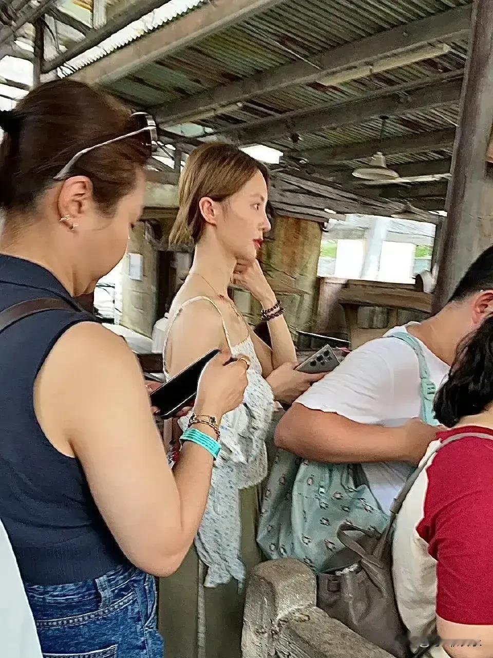 金晨学过舞蹈就是不一样！这脖子看着好美，五官精致可爱，仪态端庄大方。人群中最耀眼
