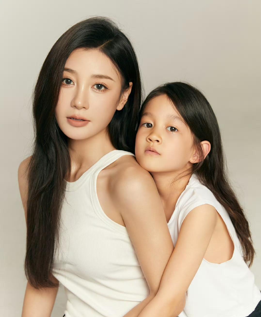 和曹云金离婚六年，唐菀为了女儿，没再拍过戏。

曾经演《人民的名义》里的林华华，