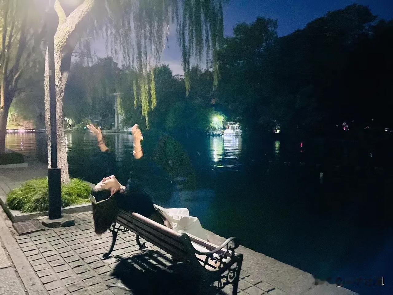 和同学一家吃柴火鸡，
好久不见，都胖了。
胖，中年少女的代名词，
回兰州就好好控