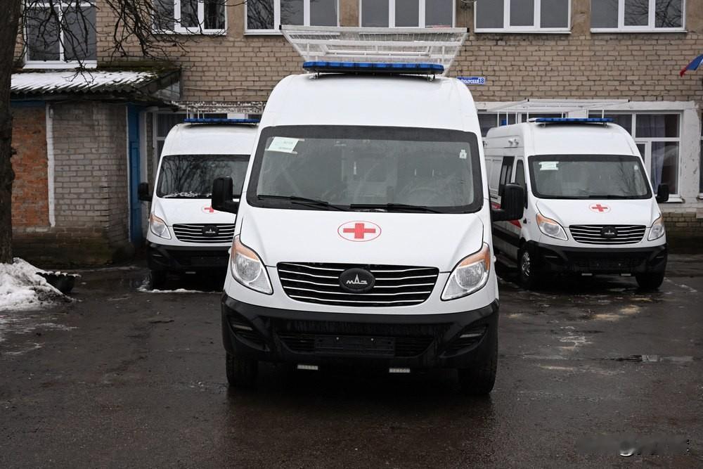 【顿涅茨克地区获赠五辆装甲救护车】
 
俄罗斯总统办公厅第一副主任基里延科与“顿