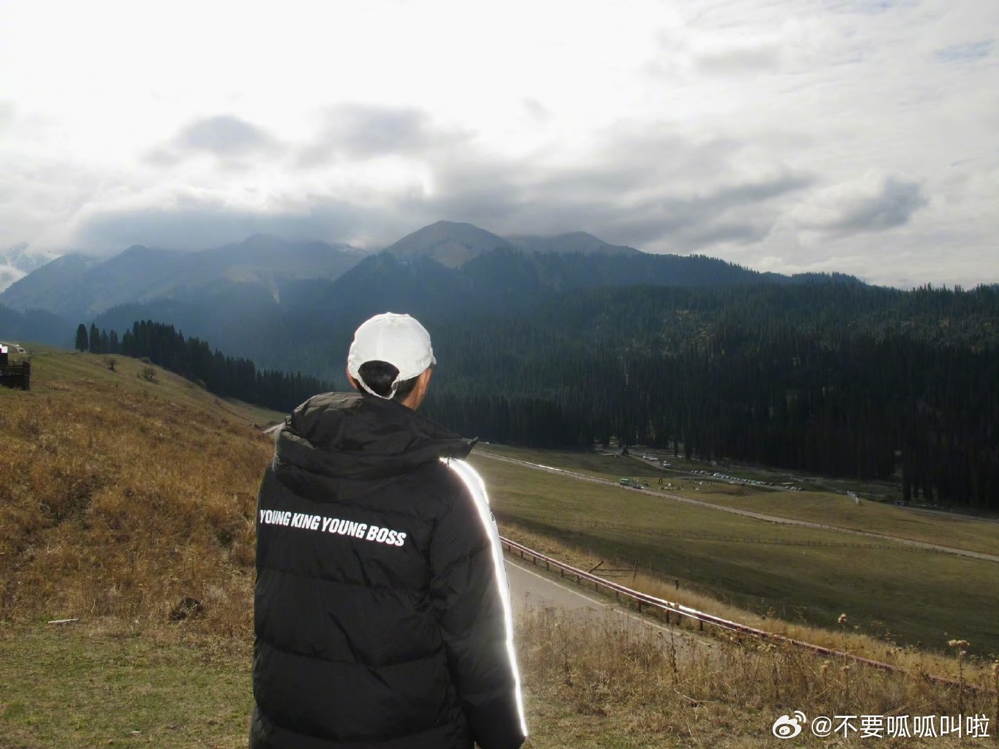 一、官宣落地与“不止一个”的语境官宣方式：徐艺洋在微博发布多张与黄子韬的合影，其