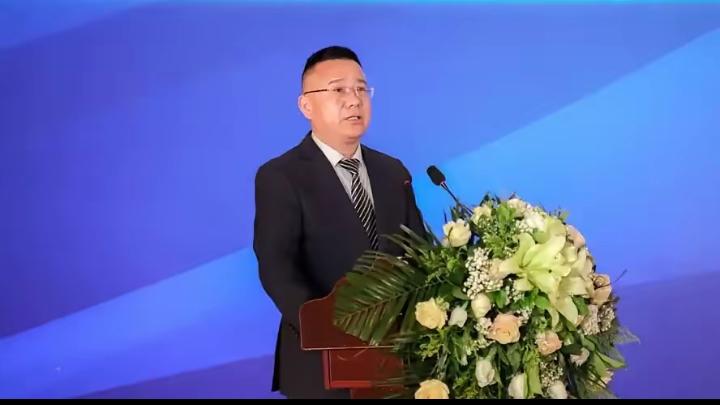 金灿荣这回是真坐不住了。他在社交媒体上连着发了好几条，急得就差把“拖不得了”四个