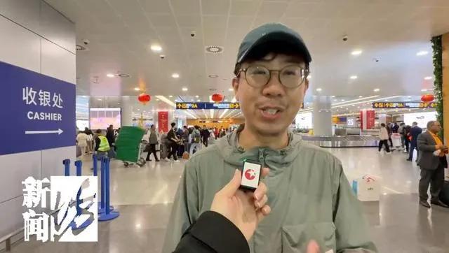 昨晚，不少在迪拜滞留多日的中国人，终于坐着首班恢复的航班回到了上海，很多人一落地