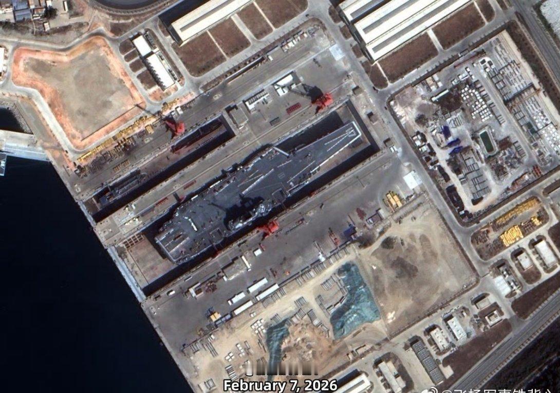 2月7日的卫星图像显示，山东舰正在海南三亚的干船坞中进行维修，甲板上的防滑涂层正