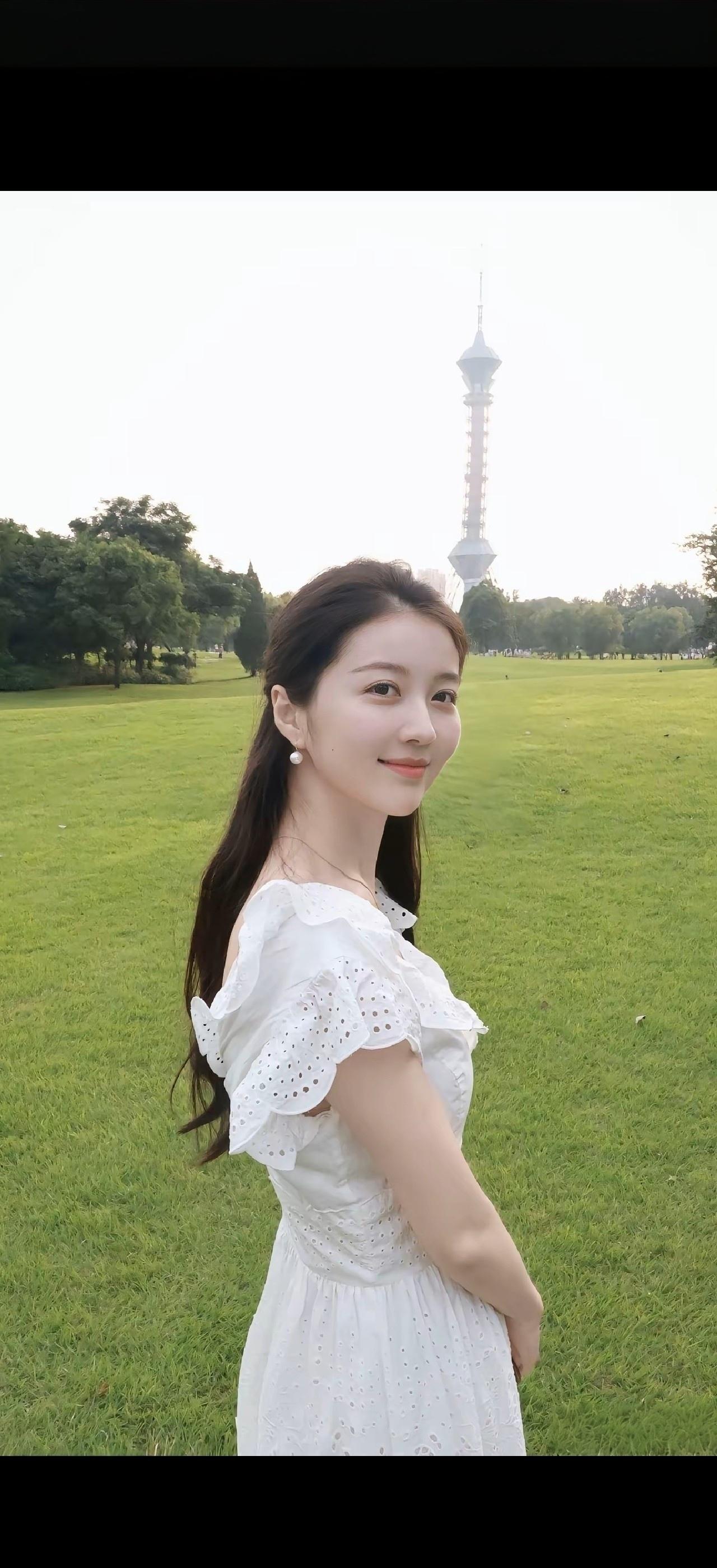 绿野仙踪里，白衣少女立。