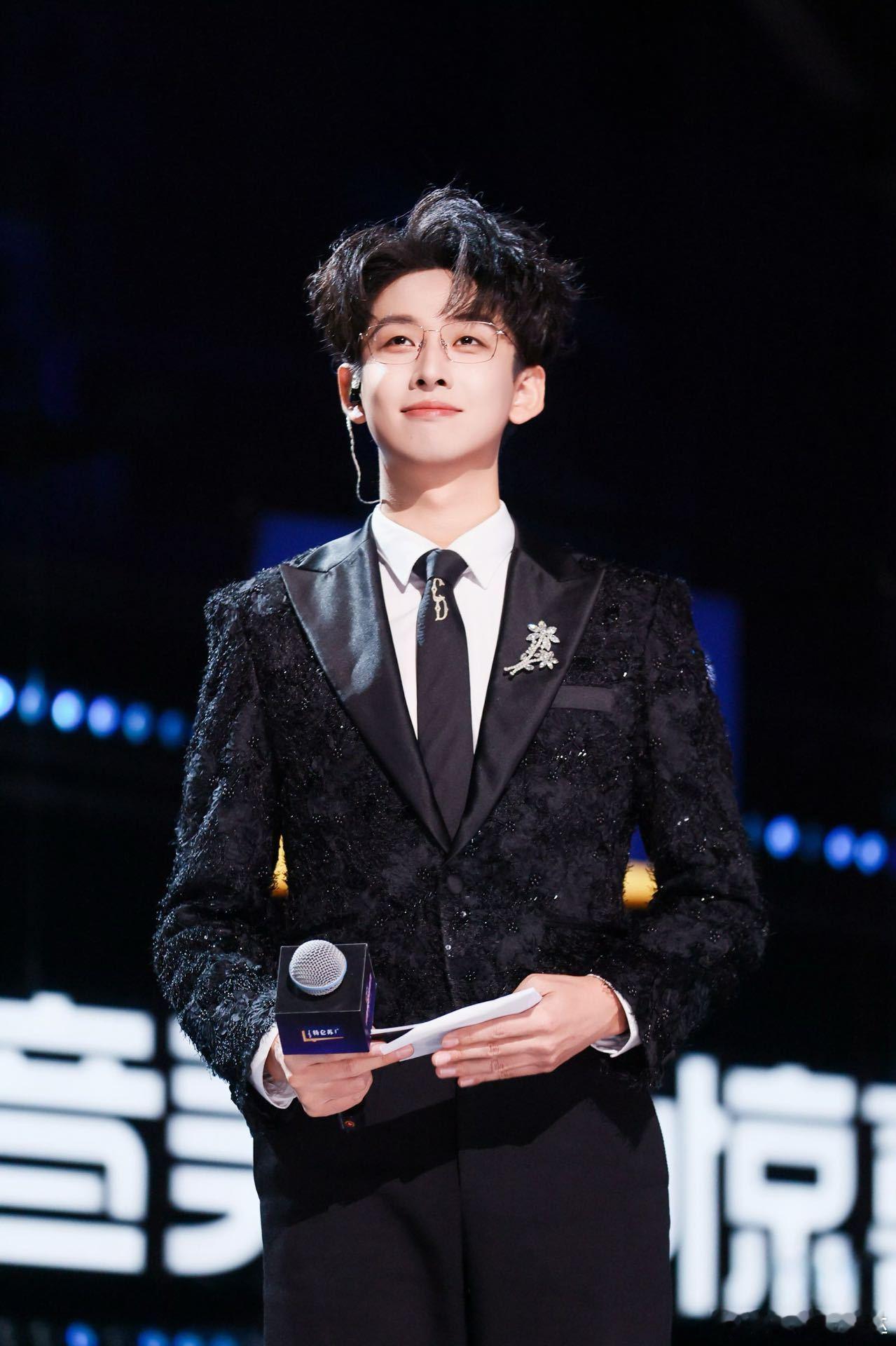 齐思钧新歌喂你好吗 盼了好久终于上线！去年出书今年发歌，小齐把治愈安排得明明白白