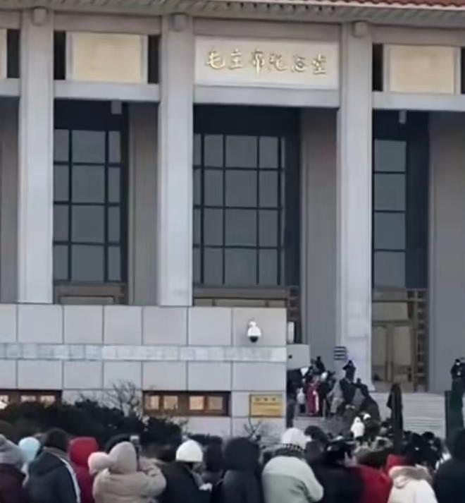 再冷的天也拦不住！好几万人排起长队，就为亲口跟他道声“生日快乐”！

2025年