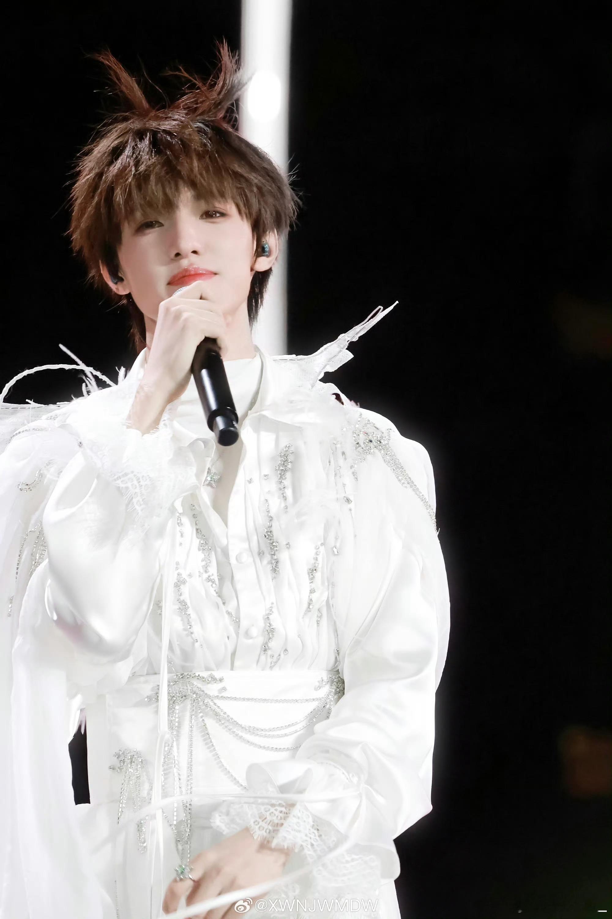 张泽禹别回头别停留变装 黑发清爽回归，而变装视频里的模样仍是心头朱砂痣。“别回头