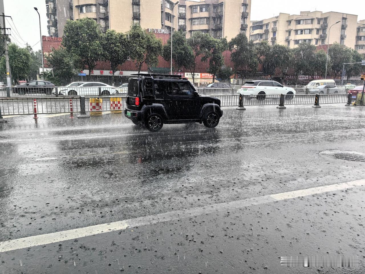 坐标成都南二环左右倾盆大雨。谁说天气预报不准，早就说成都今天有阵雨，只不过呢是局