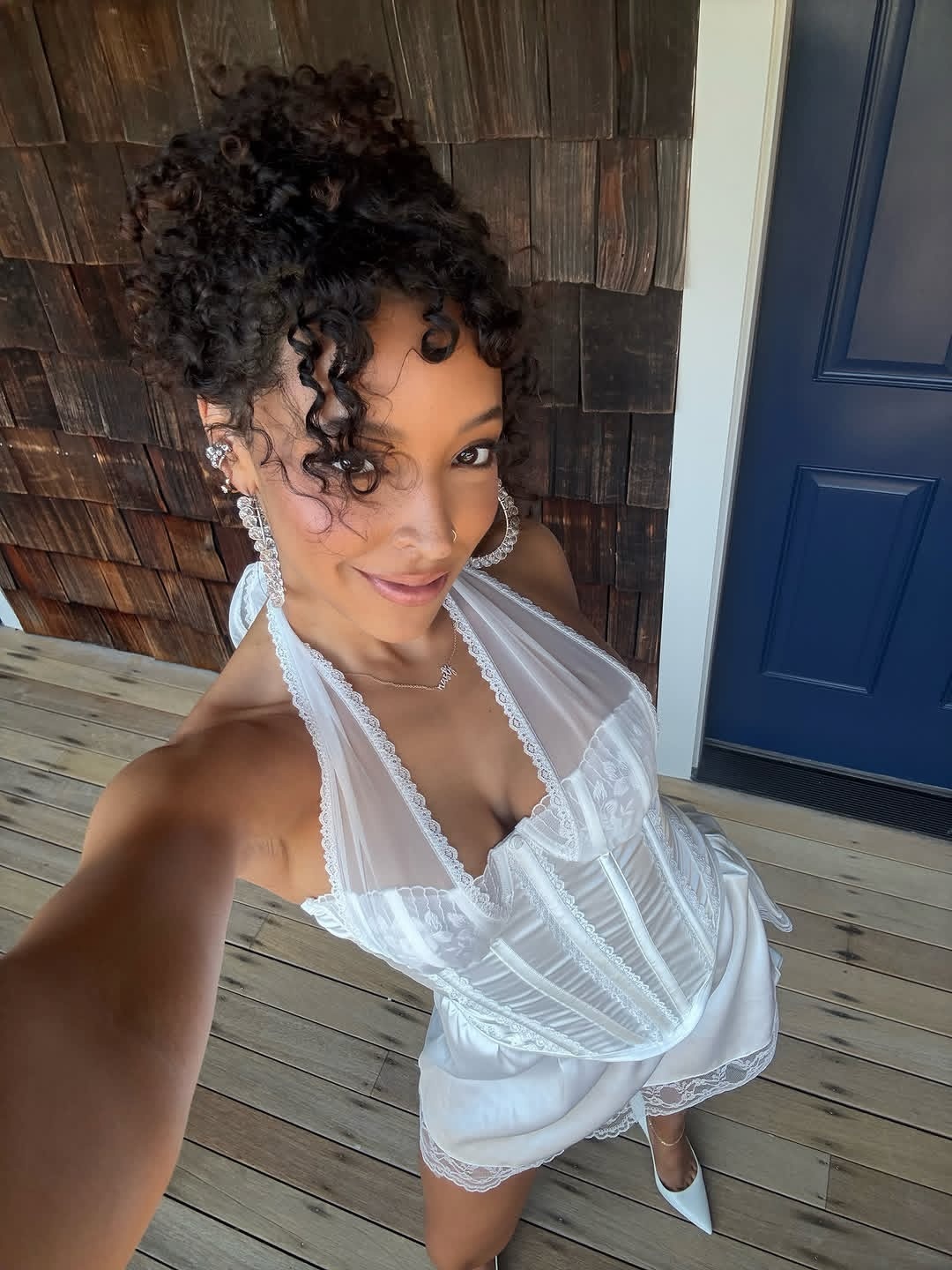 Tinashe 出席汉普顿白色派对并与 Ciara 合影Tinashe