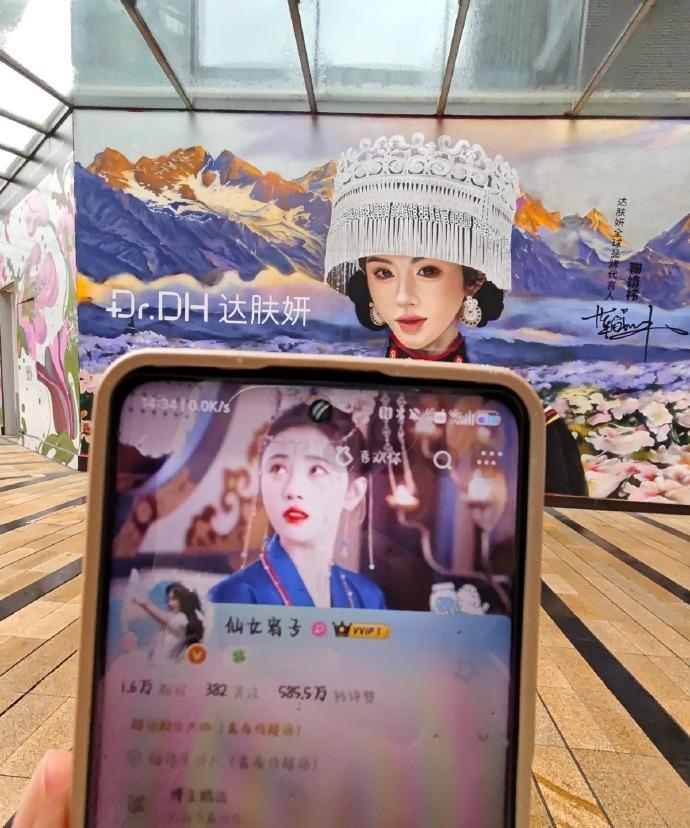 涂鸦墙周边简直被仙女包围啦！四面八方的宥子们都超美，仿佛置身梦幻世界。重庆·天街