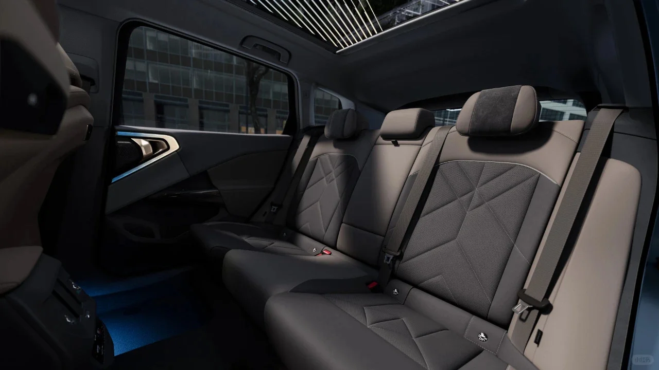 全新BMW X3长轴距融合了前沿的设计美学、出色的实用功能以及宝马标志...