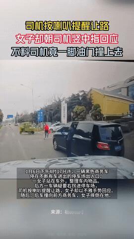 太嚣张了！云南昆明，一司机在路上正常行驶时，发现一辆黑色商务车挡在停车场入口，旁